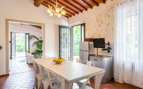 Villa Lavinia: Zimmer, Eigentum, Möbel, Gebäude, Interior Design, Decke, Fussboden, Haus, Esszimmer, Tabelle