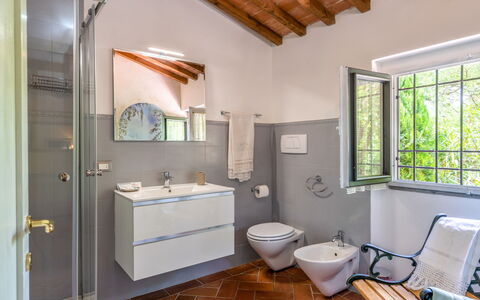 Villa Lavinia: Spiegel, Armatur, Zapfhahn, Eigentum, Sinken, Badezimmerschrank, Badezimmer, Fenster, Lila, Holz