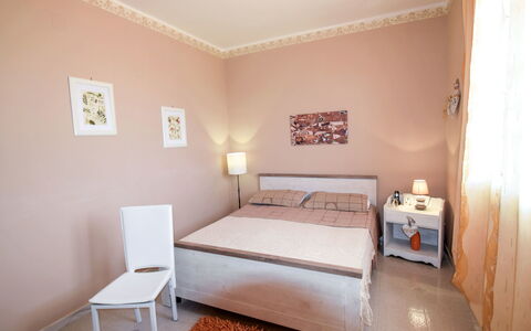 White Pool: Möbel, Zimmer, Bett, Eigentum, Schlafzimmer, Decke, Interior Design, Bettdecke, Bettrahmen, Bedding