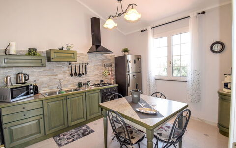White Pool: Eigentum, Zimmer, Countertop, Möbel, Küche, Interior Design, Gebäude, Haus, Zuhause, Cabinetry