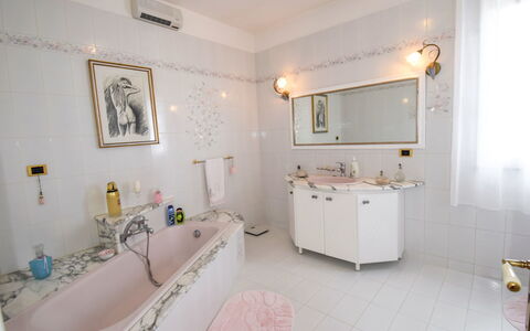 White Pool: Badezimmer, Zimmer, Eigentum, Interior Design, Gebäude, Badewanne, Grundeigentum, Möbel, Fussboden, Haus