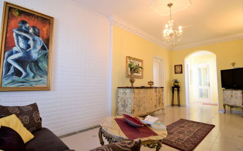 White Pool: Bilderrahmen, Eigentum, Möbel, Holz, Couch, Wohnzimmer, Interior Design, Tabelle, Komfort, Gebäude