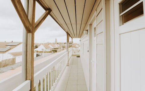 Bredene 310: Fenster, Holz, Gebäude, Schatten, Flooring, Hartholz, Fassade, Strahl, Decke, Halle