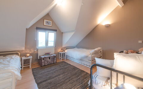 Bredene 310: Zimmer, Schlafzimmer, Eigentum, Bett, Möbel, Dachboden, Interior Design, Fussboden, Gebäude, Grundeigentum
