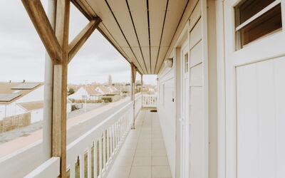 Bredene 310: Fenster, Holz, Gebäude, Schatten, Flooring, Hartholz, Fassade, Strahl, Decke, Halle