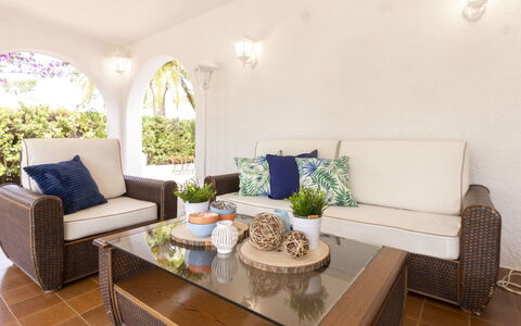 Villa Esplai: Wohnzimmer, Zimmer, Möbel, Interior Design, Eigentum, Kaffetisch, Tabelle, Gebäude, Grundeigentum, Haus