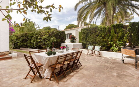 Villa Esplai: Eigentum, Gebäude, Möbel, Grundeigentum, Terrasse, Haus, Zimmer, Fussboden, Tabelle, Estate