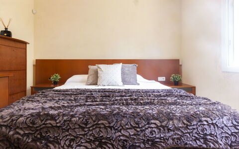 Villa Esplai: Schlafzimmer, Bett, Bettdecke, Möbel, Bedding, Zimmer, Eigentum, Bettrahmen, Bettwäsche, Wand
