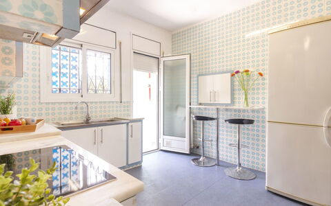 Villa Esplai: Zimmer, Eigentum, Interior Design, Gebäude, Fliese, Gelb, Badezimmer, Fussboden, Möbel, Haus