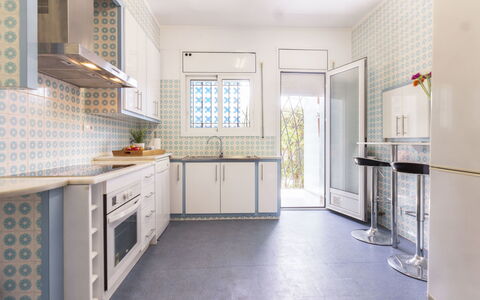 Villa Esplai: Cabinetry, Eigentum, Möbel, Spüle, Gebäude, Countertop, Sinken, Fenster, Küche, Herd