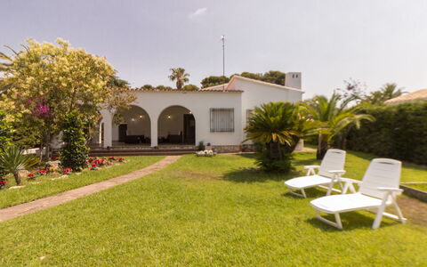 Villa Esplai: Eigentum, Haus, Zuhause, Gebäude, Grundeigentum, Rasen, Grundstueck, Gras, Hinterhof, Garten