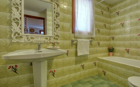 Florencia: Badezimmer, Eigentum, Zimmer, Fliese, Grün, Wand, Interior Design, Fussboden, Zapfhahn, Badewanne