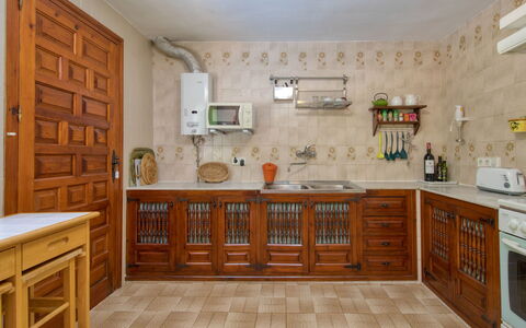 Florencia: Eigentum, Zimmer, Möbel, Cabinetry, Küche, Countertop, Gebäude, Interior Design, Fussboden, Fliese