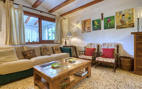 Florencia: Möbel, Couch, Eigentum, Tabelle, Holz, Bilderrahmen, Interior Design, Gebäude, Fenster, Wohnzimmer
