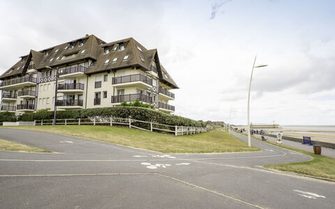Cabourg 310: Wolke, Himmel, Gebäude, Pflanze, Strassenlicht, Fenster, Beleuchtung, Asphalt, Grundstueck, Haus