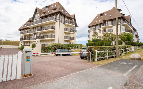 Cabourg 310: Himmel, Wolke, Gebäude, Eigentum, Fenster, Pflanze, Haus, Die Architektur, Auto, Urban Design