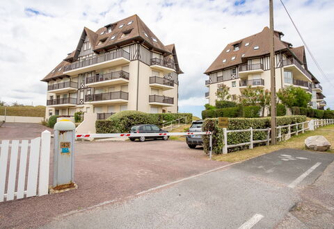 Cabourg 310: Himmel, Wolke, Gebäude, Eigentum, Fenster, Pflanze, Haus, Die Architektur, Auto, Urban Design