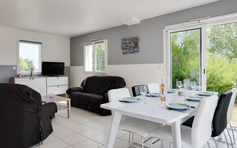 Maison de Kerfilly: Möbel, Zimmer, Eigentum, Wohnzimmer, Interior Design, Kaffetisch, Tabelle, Gebäude, Fussboden, Zuhause