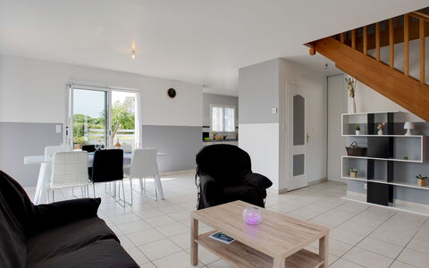 Maison de Kerfilly: Zimmer, Eigentum, Wohnzimmer, Möbel, Interior Design, Gebäude, Haus, Fussboden, Decke, Tabelle