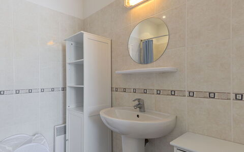 Maison de Kerfilly: Badezimmer, Eigentum, Zimmer, Fliese, Zapfhahn, Interior Design, Armatur, Die Architektur, Wand, Bad Sink
