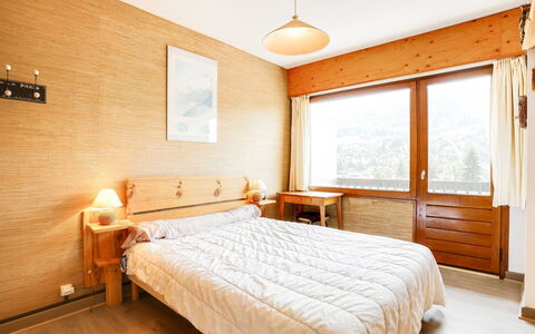 Le Sarto: Schlafzimmer, Bett, Möbel, Zimmer, Decke, Eigentum, Interior Design, Bettdecke, Bettrahmen, Fussboden