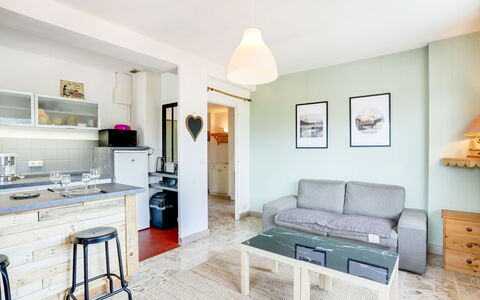 Le Sarto: Möbel, Zimmer, Eigentum, Wohnzimmer, Interior Design, Gebäude, Fussboden, Tabelle, Haus, Kaffetisch