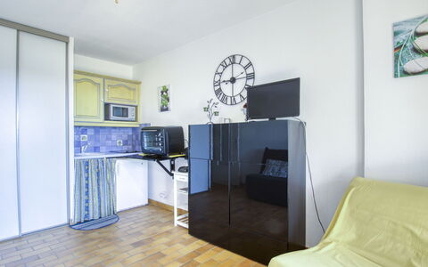 Vanille: Möbel, Eigentum, Bilderrahmen, Deckenventilator, Interior Design, Holz, Tür, Gebäude, Fussboden, Komfort