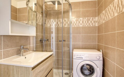 Vanille: Wäschekammer, Waschmaschine, Wäschetrockner, Eigentum, Zapfhahn, Armatur, Spiegel, Sinken, Bad Sink