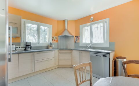 La Colle du Turc: Zimmer, Eigentum, Möbel, Küche, Gelb, Fussboden, Gebäude, Interior Design, Cabinetry, Countertop