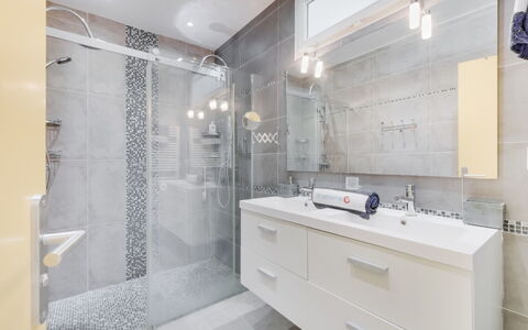 La Colle du Turc: Badezimmer, Eigentum, Zimmer, Interior Design, Fliese, Grundeigentum, Gebäude, Die Architektur, Decke, Möbel
