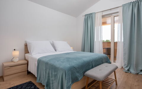 Flori: Schlafzimmer, Möbel, Bett, Zimmer, Eigentum, Bettdecke, Bettrahmen, Interior Design, Fussboden, Bedding