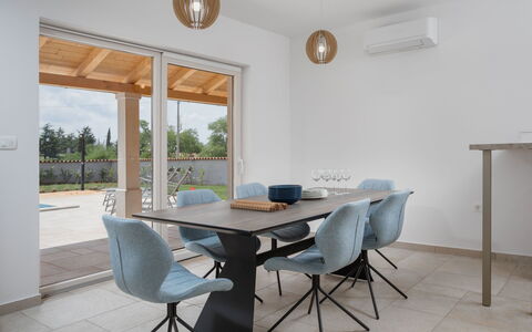 Flori: Eigentum, Zimmer, Möbel, Grundeigentum, Interior Design, Gebäude, Tabelle, Esszimmer, Haus, Fussboden
