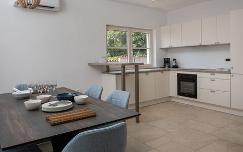 Flori: Zimmer, Eigentum, Möbel, Countertop, Küche, Interior Design, Gebäude, Cabinetry, Fussboden, Grundeigentum