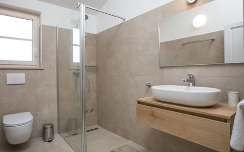 Flori: Badezimmer, Eigentum, Zimmer, Zapfhahn, Fliese, Interior Design, Armatur, Fussboden, Wand, Die Architektur