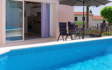 Mala Mare: Schwimmbad, Eigentum, Gebäude, Freizeit, Grundeigentum, Resort, Haus, Freizeitzentrum, Villa, Fliese