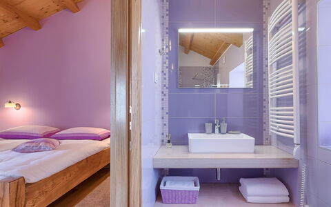 Mala Mare: Spiegel, Eigentum, Zapfhahn, Sinken, Armatur, Lila, Gebäude, Badezimmer, Holz, Interior Design