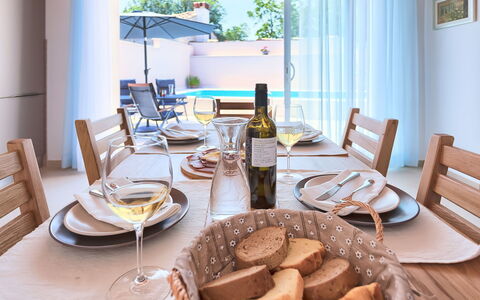 Mala Mare: Tabelle, Geschirr, Möbel, Essen, Stuhl, Dishware, Pflanze, Flasche, Holz, Fenster