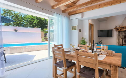 Mala Mare: Möbel, Tabelle, Holz, Die Architektur, Interior Design, Fussboden, Veranda, Flooring, Schatten, Wand