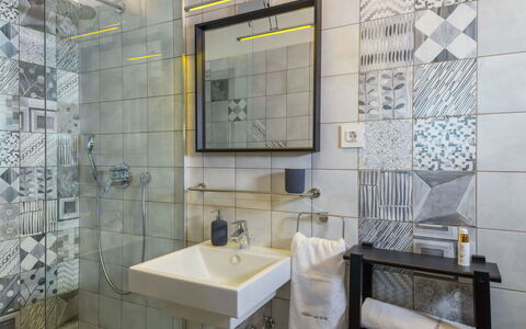 A.r.t.: Spiegel, Zapfhahn, Armatur, Sinken, Bad Sink, Eigentum, Badezimmer, Interior Design, Gebäude, Die Architektur