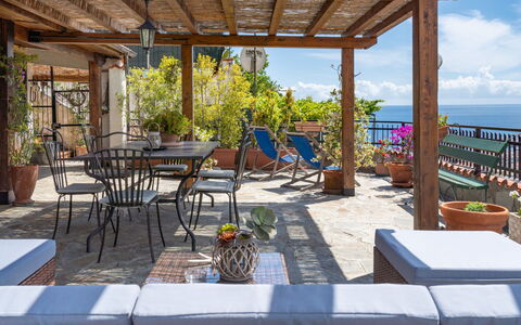 Villa Peiranze: Eigentum, Grundeigentum, Gebäude, Haus, Terrasse, Zuhause, Möbel, Zimmer, Estate, Urlaub