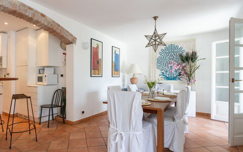Villa Peiranze: Eigentum, Zimmer, Möbel, Interior Design, Fussboden, Gebäude, Esszimmer, Decke, Haus, Grundeigentum