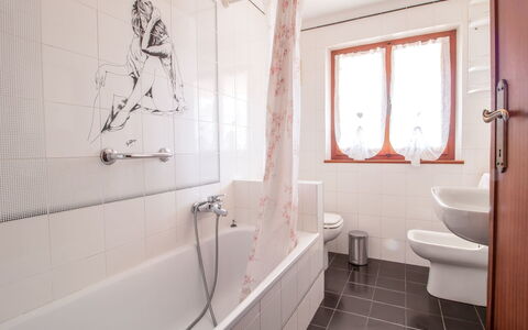 Serenella: Badezimmer, Zimmer, Eigentum, Fliese, Fussboden, Interior Design, Wand, Haus, Armatur, Gebäude