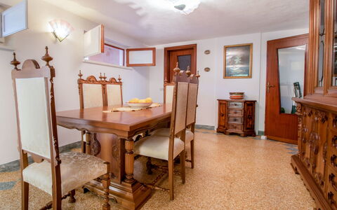 Serenella: Zimmer, Eigentum, Möbel, Gebäude, Interior Design, Grundeigentum, Haus, Fussboden, Decke, Tabelle