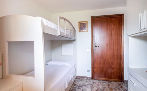 Serenella: Zimmer, Eigentum, Möbel, Bett, Interior Design, Gebäude, Haus, Fussboden, Wand, Die Architektur