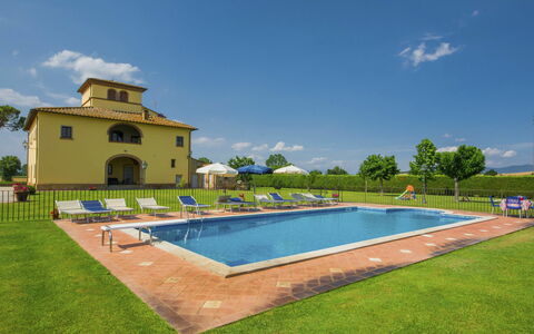 La Salciaia: Schwimmbad, Eigentum, Grundeigentum, Gras, Estate, Haus, Villa, Gebäude, Wohngebiet, Freizeit