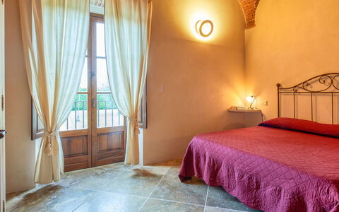 La Salciaia: Schlafzimmer, Bett, Zimmer, Möbel, Eigentum, Interior Design, Bettdecke, Vorhang, Fussboden, Bettrahmen