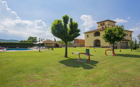 La Salciaia: Eigentum, Himmel, Grundstueck, Gras, Grundeigentum, Haus, Rasen, Estate, Spielplatz, Die Architektur