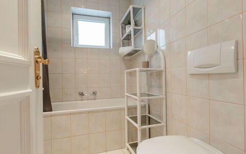 Bad Gastein 125: Eigentum, Badezimmer, Interior Design, Armatur, Flooring, Fussboden, Gebäude, Toilette