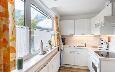 Claudia Top 7 125.4: Countertop, Cabinetry, Spüle, Sinken, Eigentum, Zapfhahn, Gebäude, Küche, Fenster, Holz