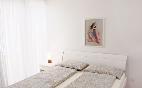 Apt. Lugano Majestic Panorama: Schlafzimmer, Bett, Möbel, Zimmer, Bettdecke, Eigentum, Bettrahmen, Bedding, Matratze, Interior Design